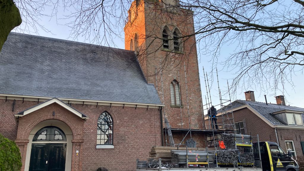 Foto: Dorpskerk in de steigers