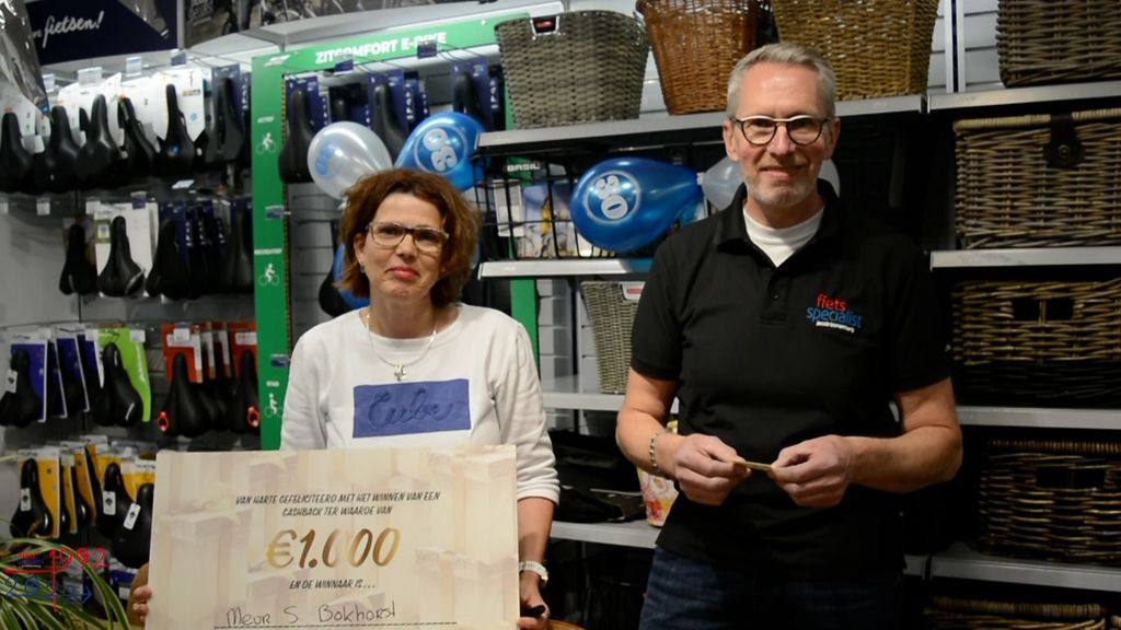 Foto: Jacob Bonenberg maakt winnaar cashback-actie bekend