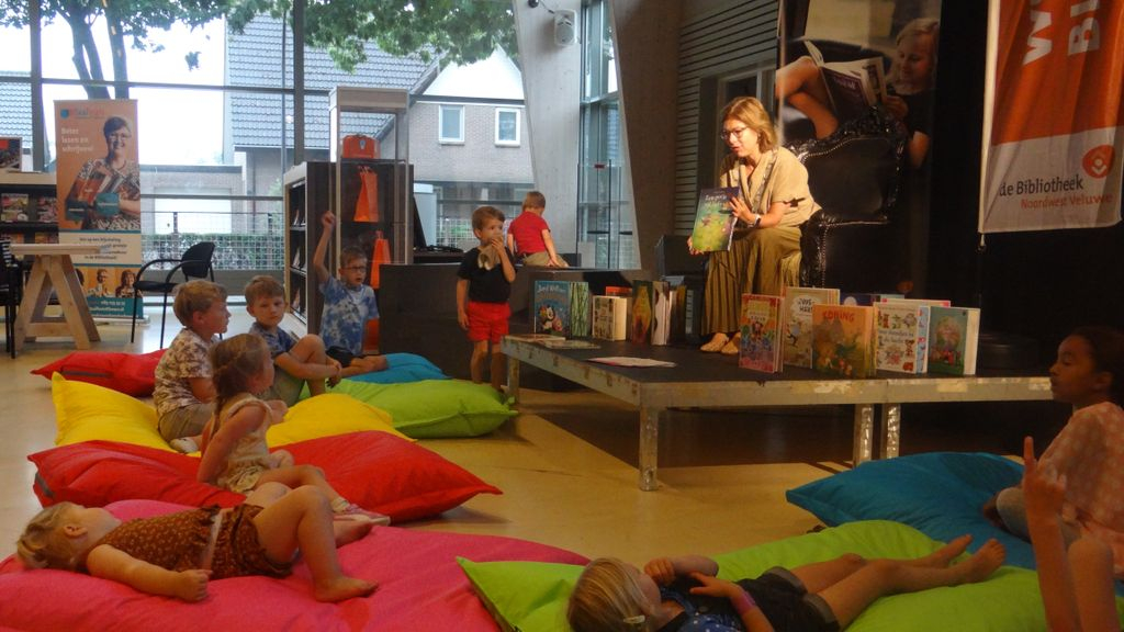Foto: Burgemeester Blom leest voor aan de kleinsten