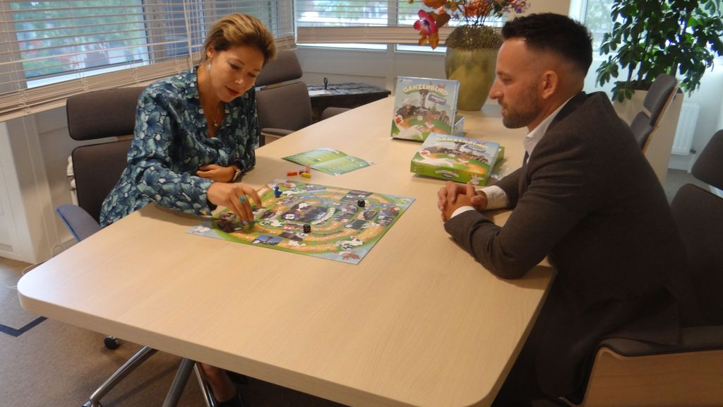 Foto: Plus Van Elswijk introduceert Nunspeets ganzenbord