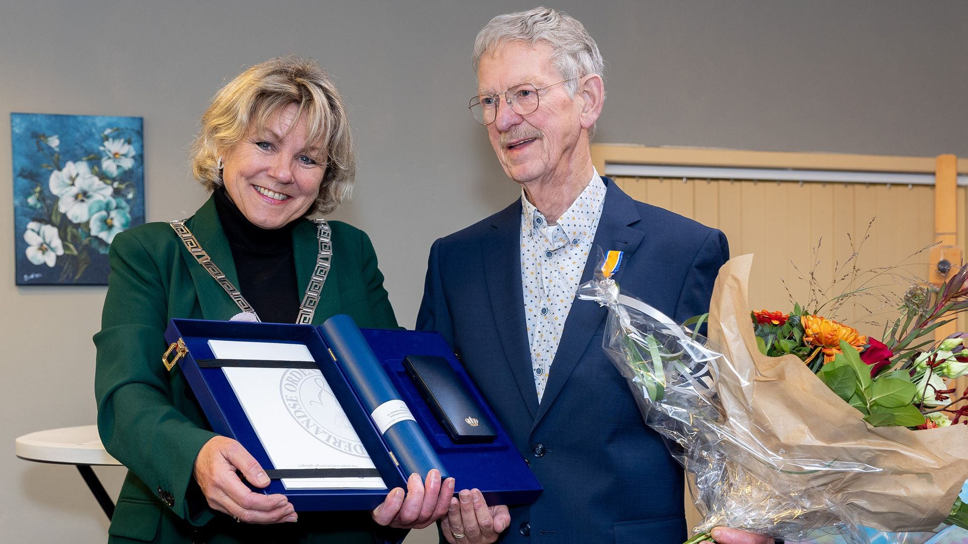 Foto: De heer Van Klaarbergen verrast met Koninklijke onderscheiding