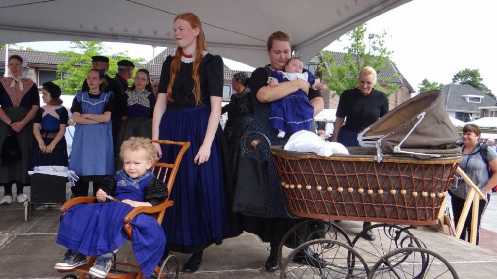 Foto: Honderden mensen doen mee aan grootste klederdrachtfestijn van Nederland