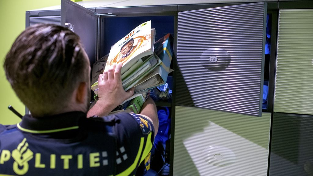 Foto: Politie controleert kluisjes op school, mag dat zomaar?