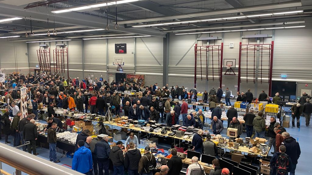 Foto: Eerste radiomarkt in 't Harde na corona loopt storm