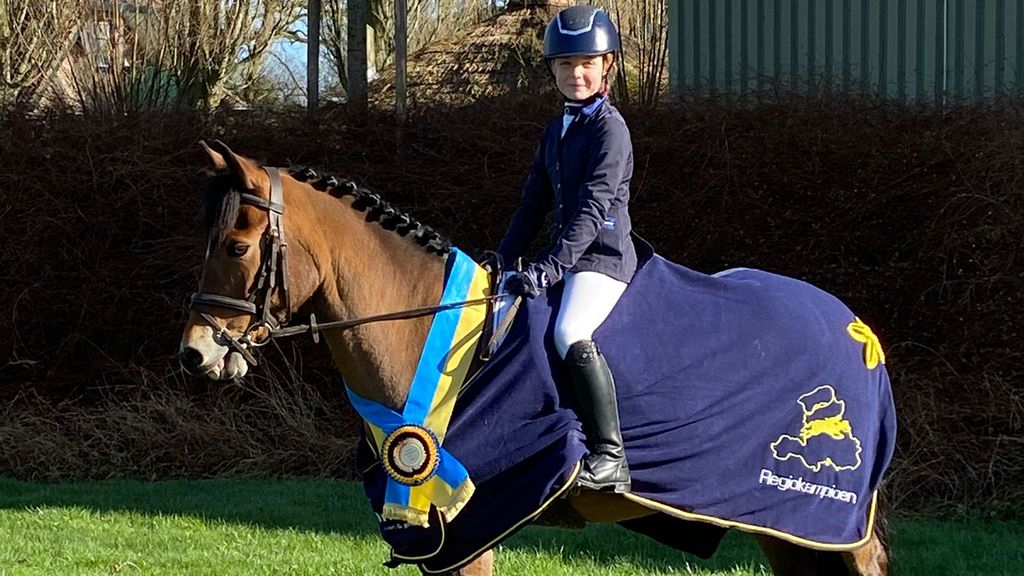 Foto: Ponyruiter Elize eindigt als zevende op het NK