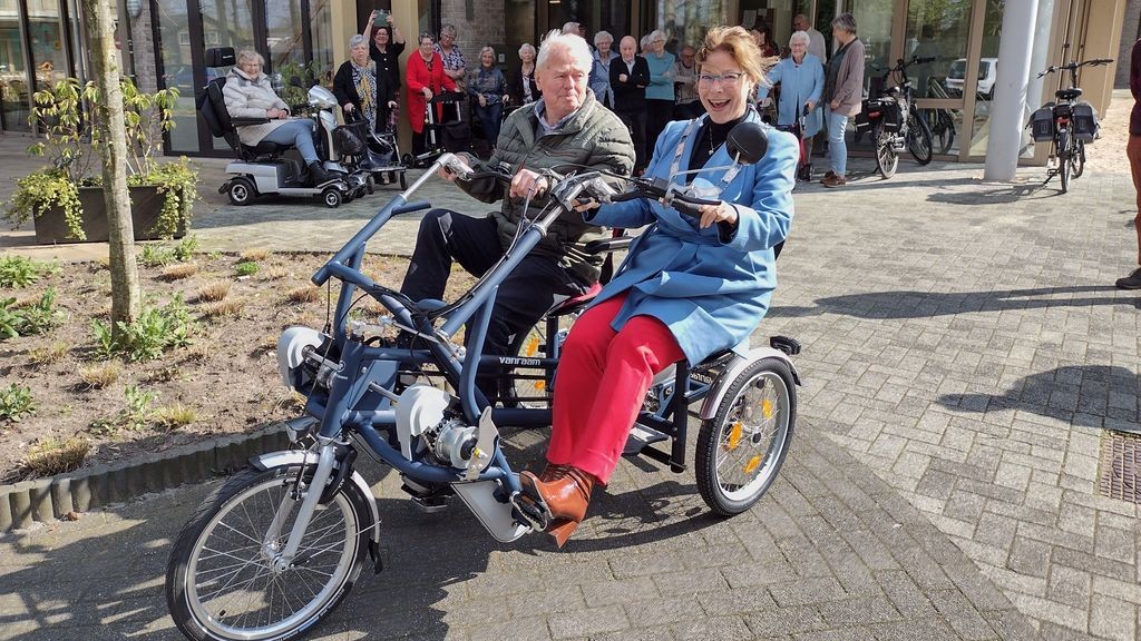 Foto: Duofiets in gebruik genomen door burgemeester