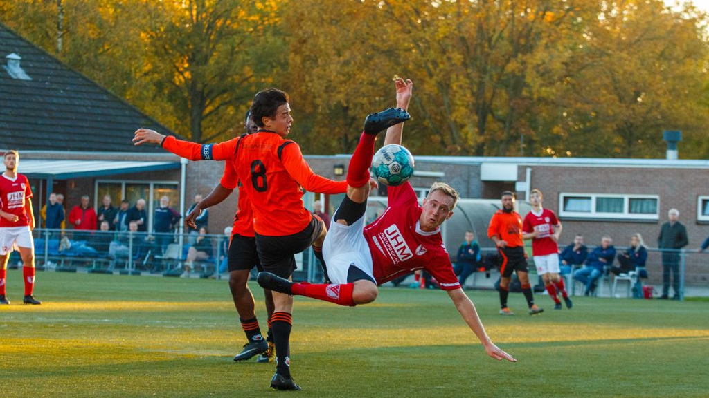 Foto: Hulshorst verslikt zich bijna in rode lantaarn drager