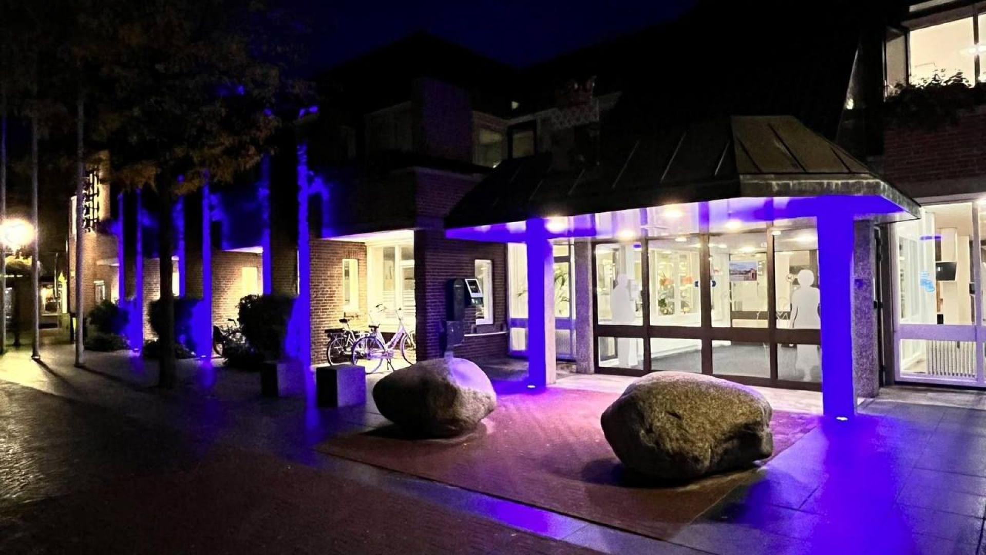 Foto: Nunspeetse gemeentehuis kleurt blauw