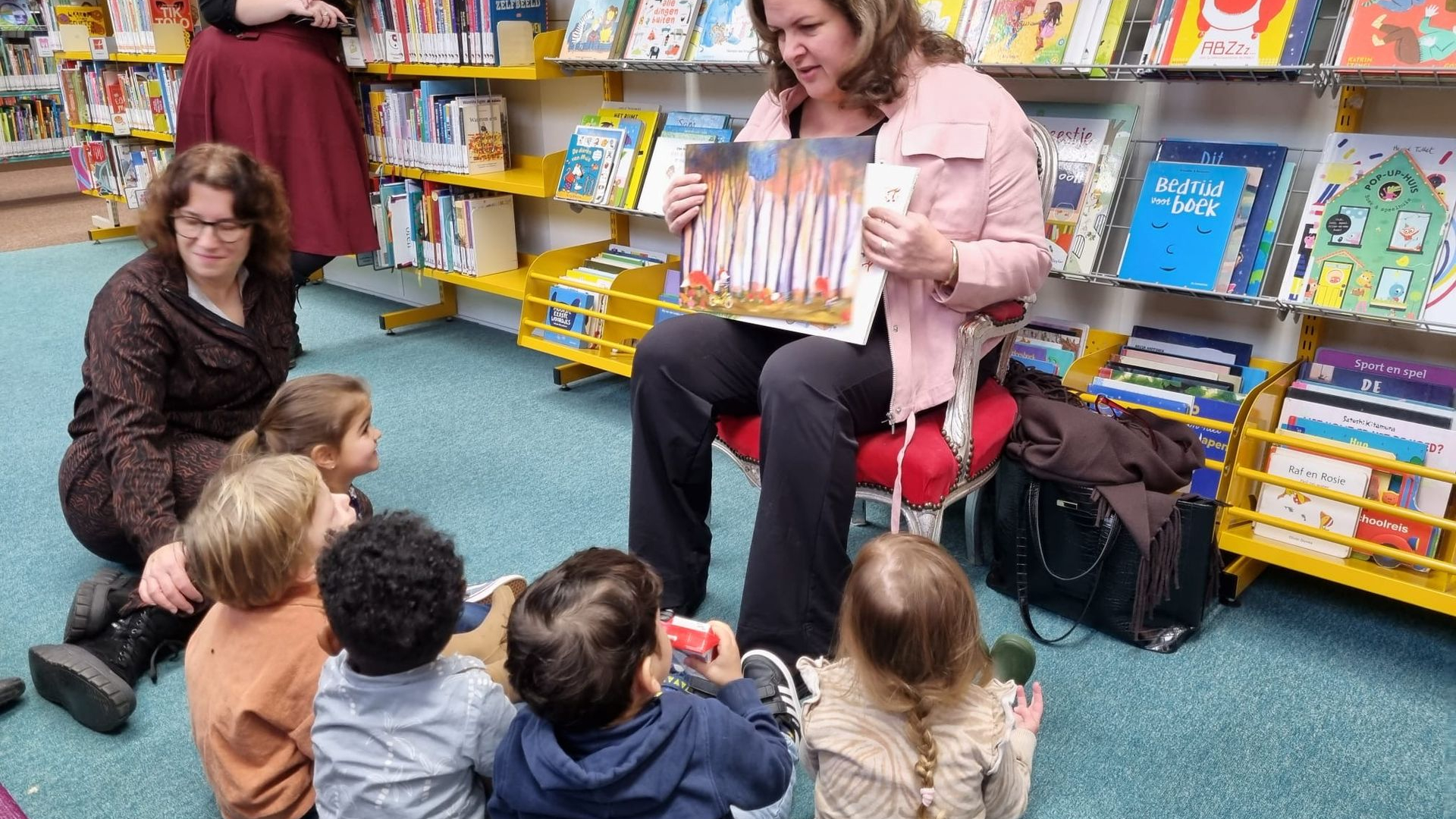 Foto: Wethouder leest voor in bibliotheek Nijkerk