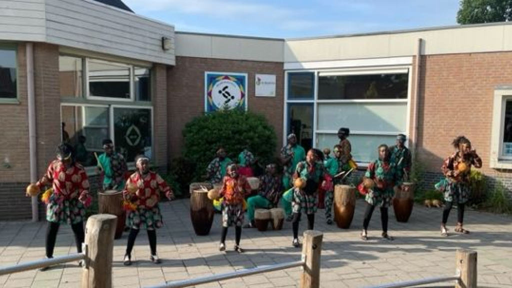 Foto: Bijzonder bezoek Oegandees kinderkoor aan St. Franciscusschool