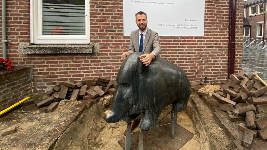 Foto: Keilerbeeld tijdelijk naast het gemeentehuis geplaatst