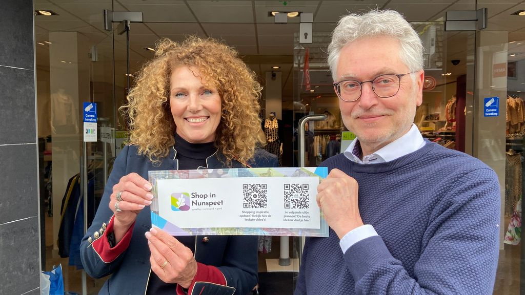 Foto: Eerste interactieve raamsticker overhandigd aan Nunspeetse ondernemer