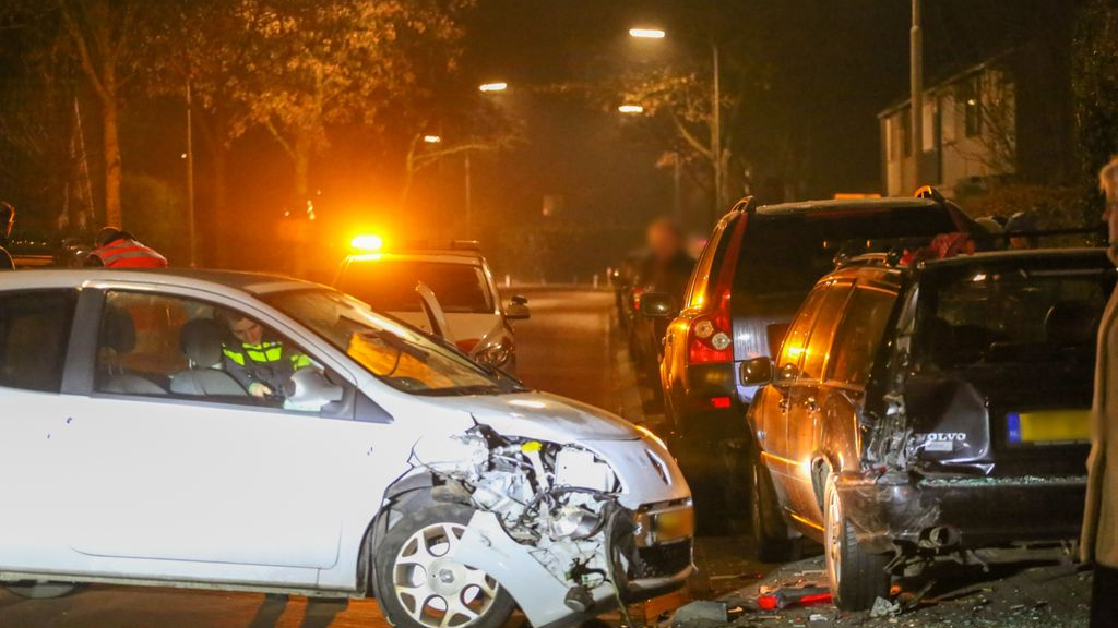 Foto: Bestuurder ramt geparkeerde auto's