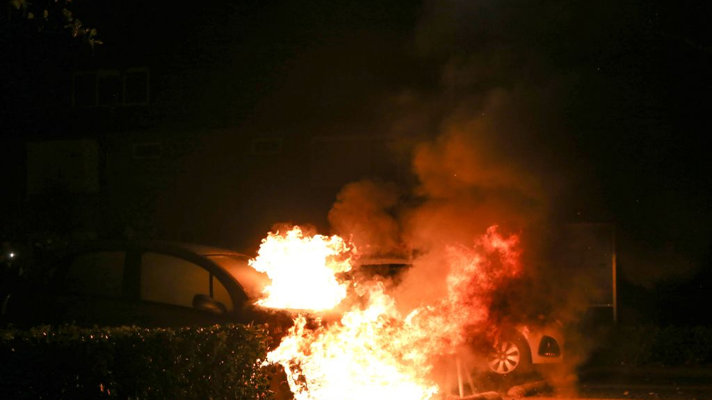 Foto: Auto uitgebrand op parkeerplaats De Binnenhof