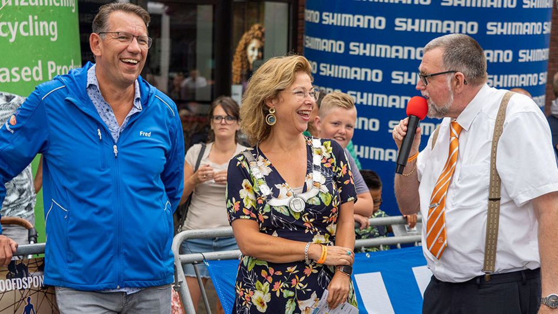 Foto: Speaker Henk Vis neemt afscheid tijdens Ronde van Nunspeet
