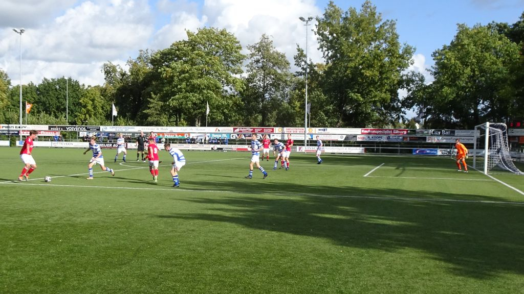 Foto: Hoevelaken wint ruim in Elburg