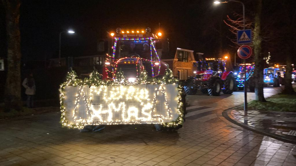 Foto: Lange stoet versierde en verlichte tractoren door gemeentes Barneveld en Nijkerk