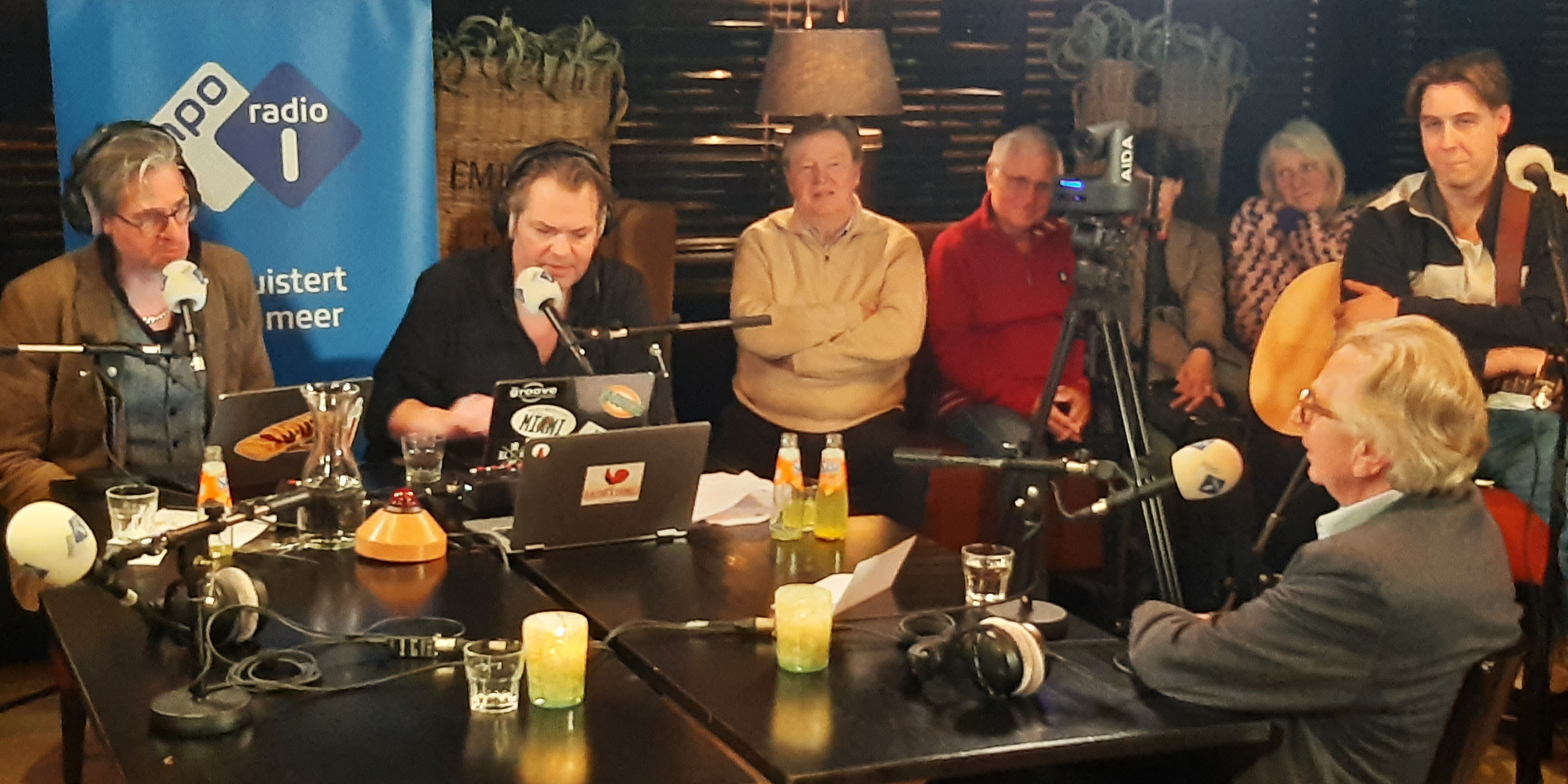 Foto: Veel belangstelling voor live radio-uitzending in Eerbeek