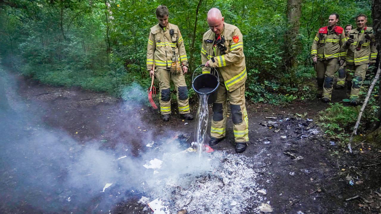 Foto: Vier jongens opgepakt na derde schoolboekenverbranding op rij in Apeldoorn