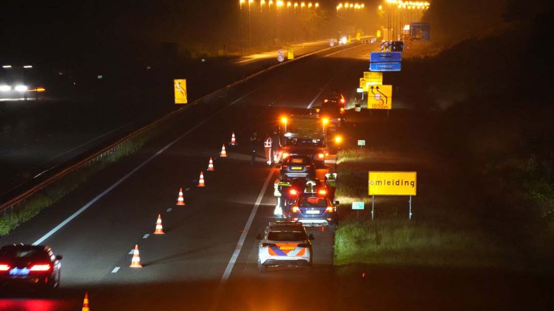 Foto: Auto’s beschadigd door beton op snelweg A1 bij Ugchelen
