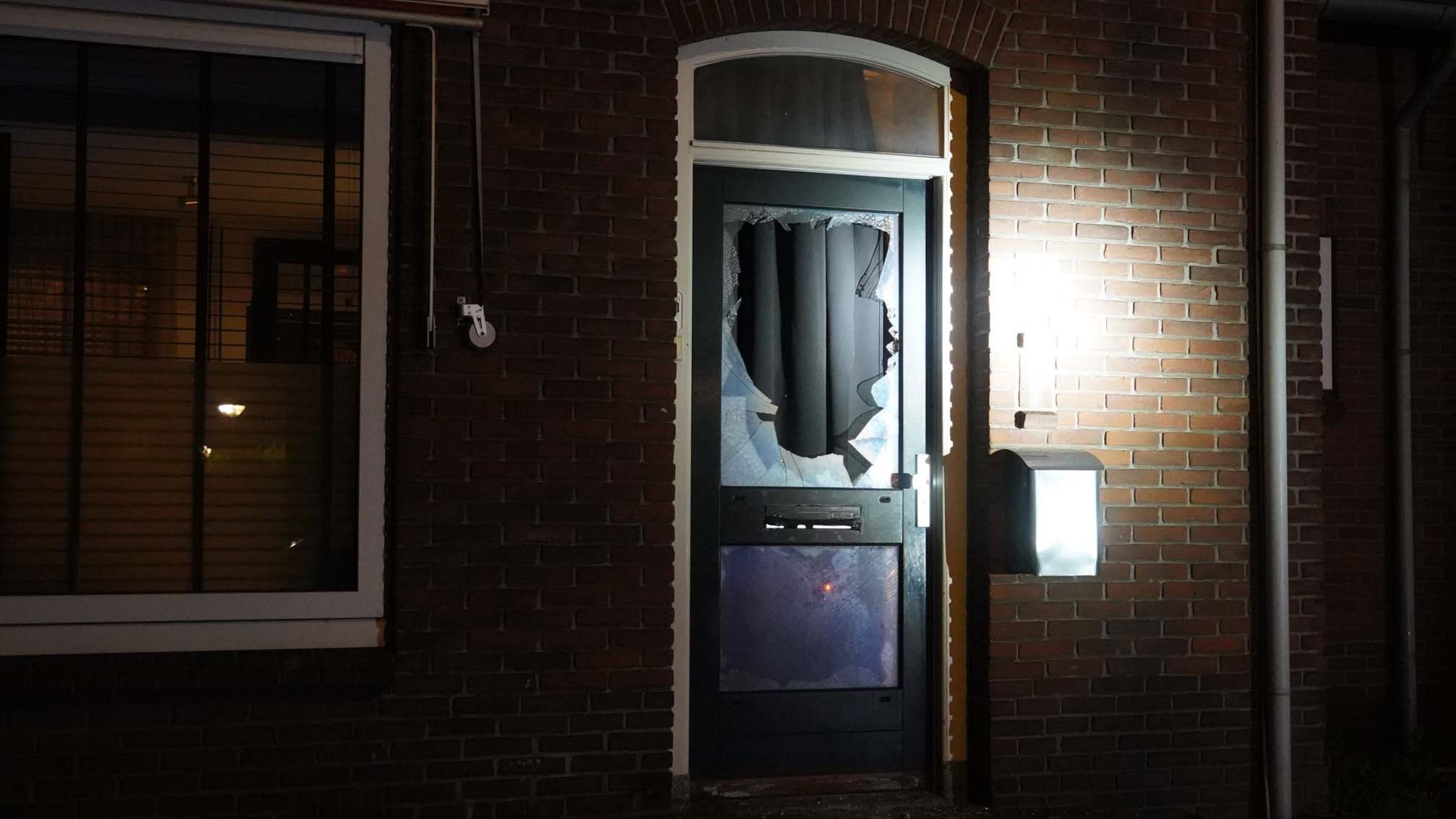 Foto: Explosie bij voordeur Snipweg in Apeldoorn