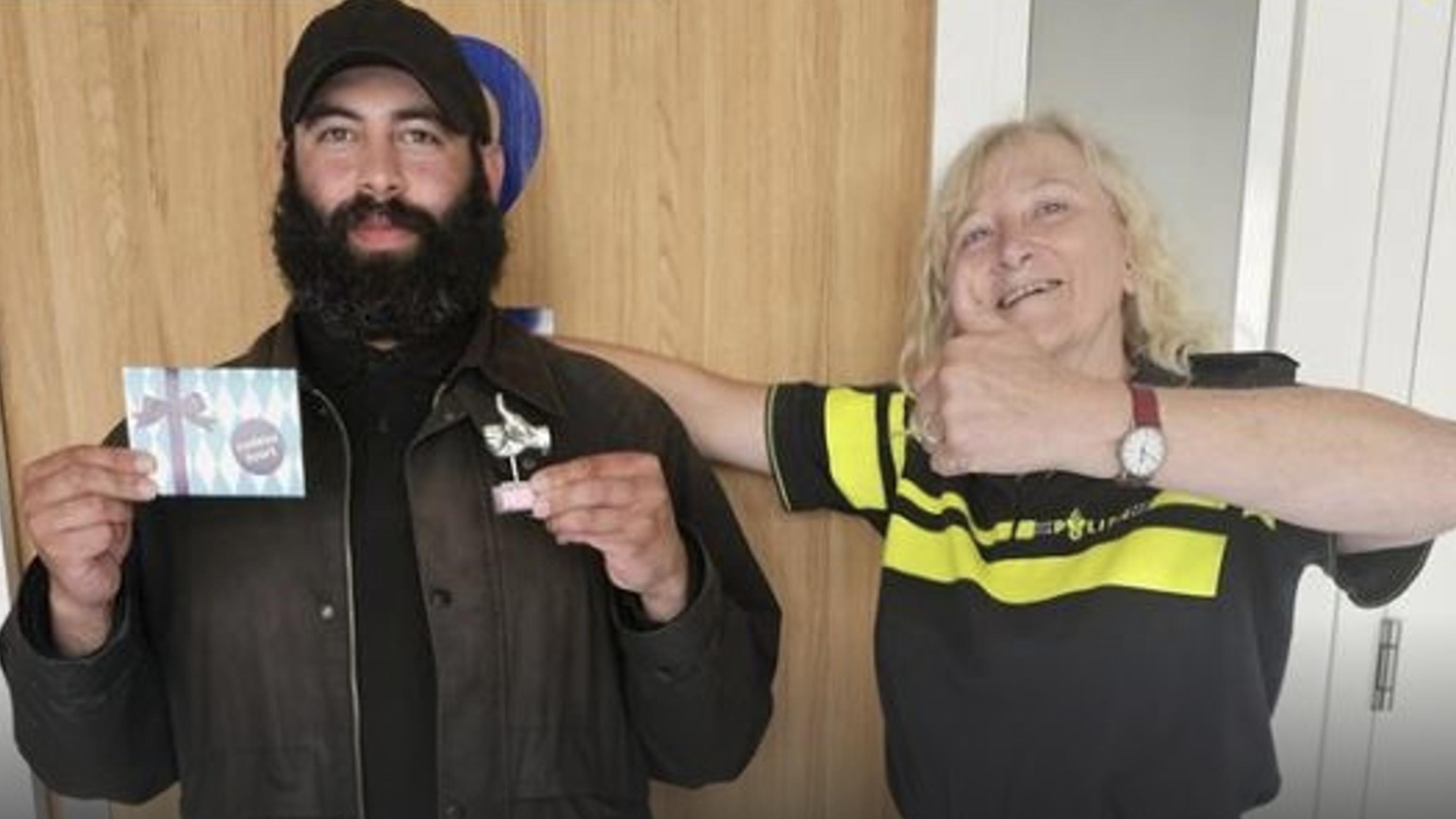 Foto: Van dakloos naar gever: Hadjer doneert aan Voedselbank Apeldoorn