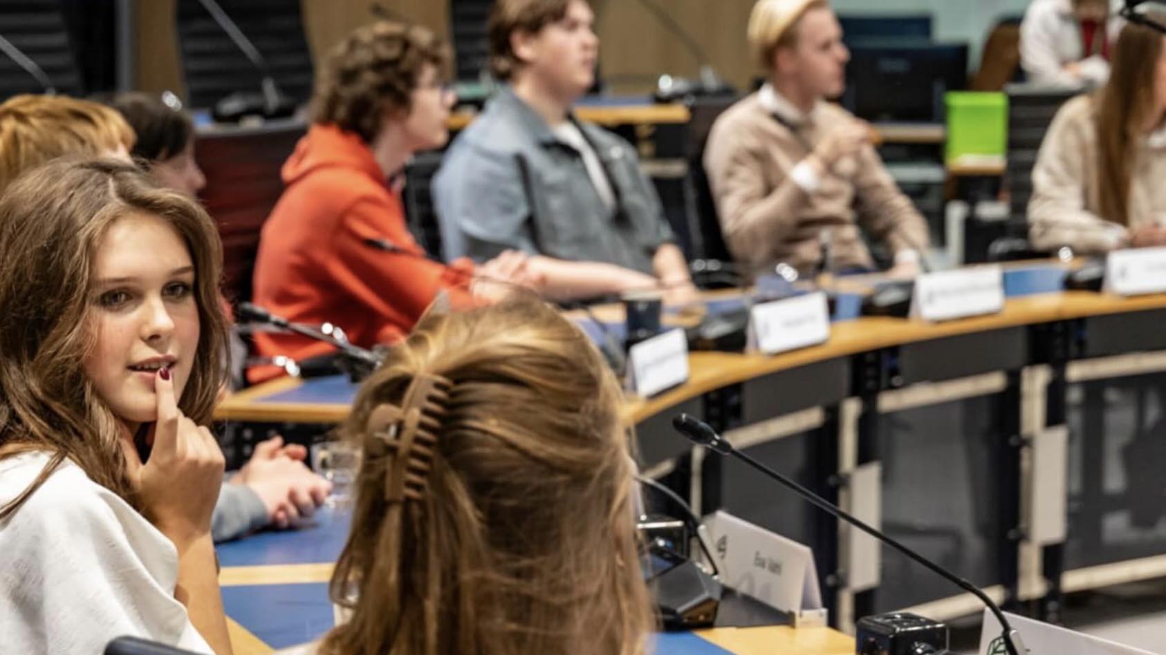 Foto: Jongerenraad Apeldoorn leren debatteren van ervaren raadsleden