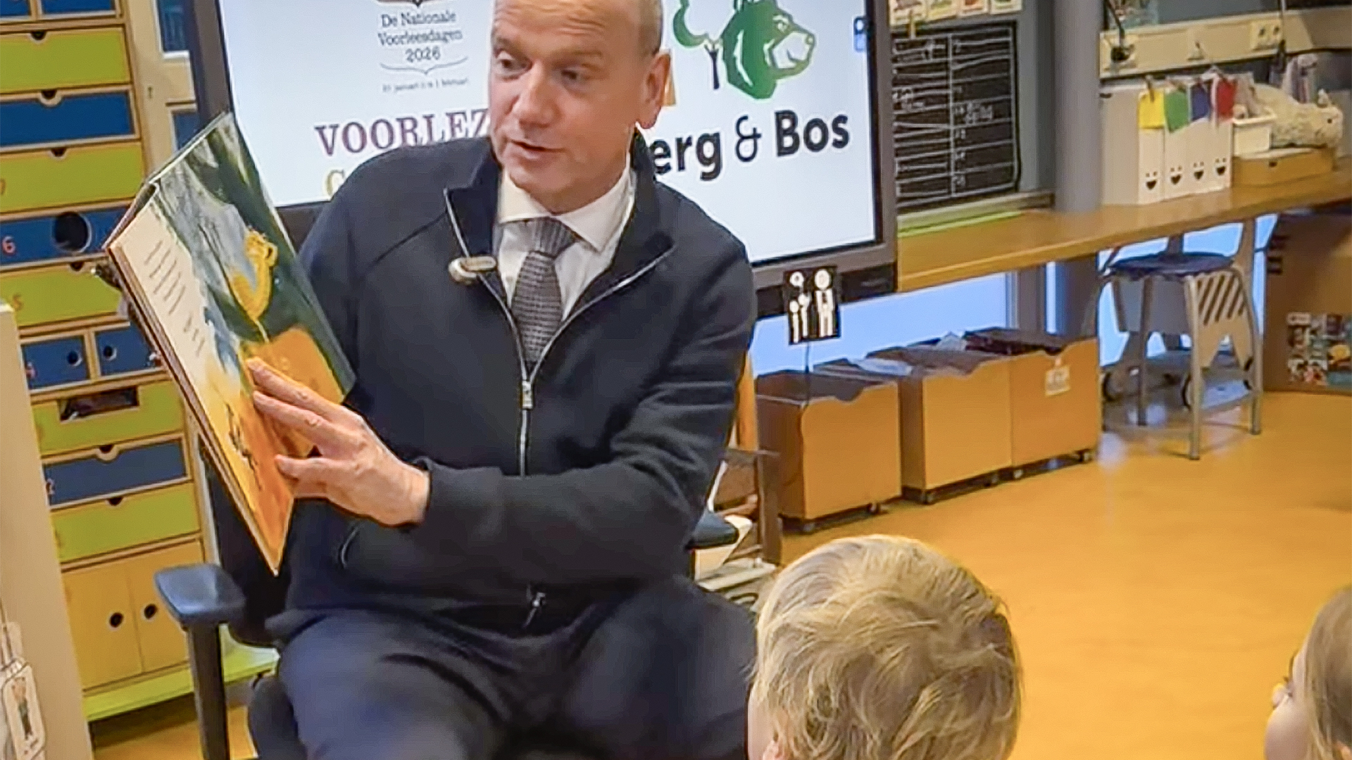 Foto: Kinderen luisteren geboeid als burgemeester Apeldoorn voorleest