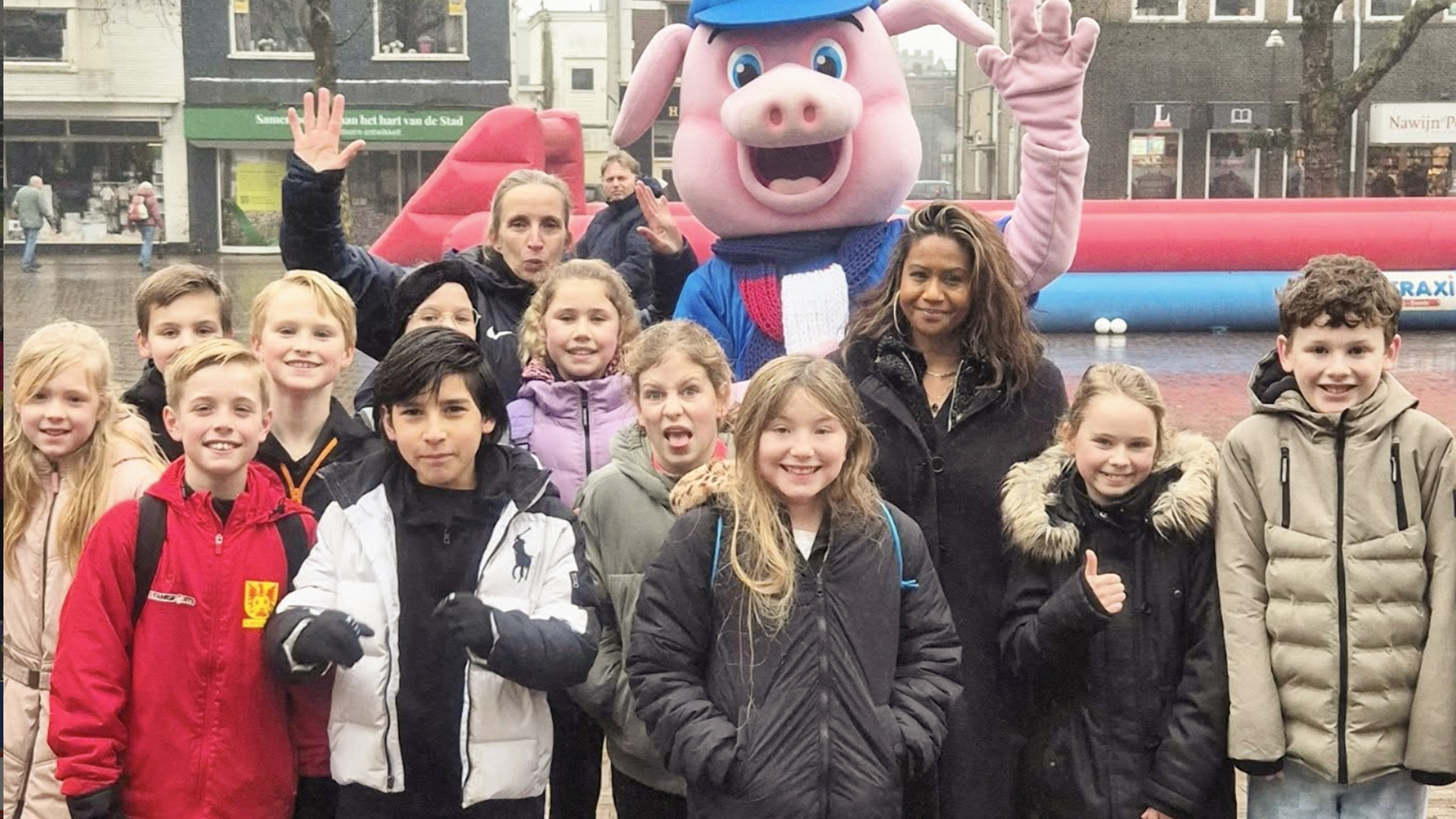 Foto: WinterExperience brengt kinderen en wethouder Apeldoorn in beweging