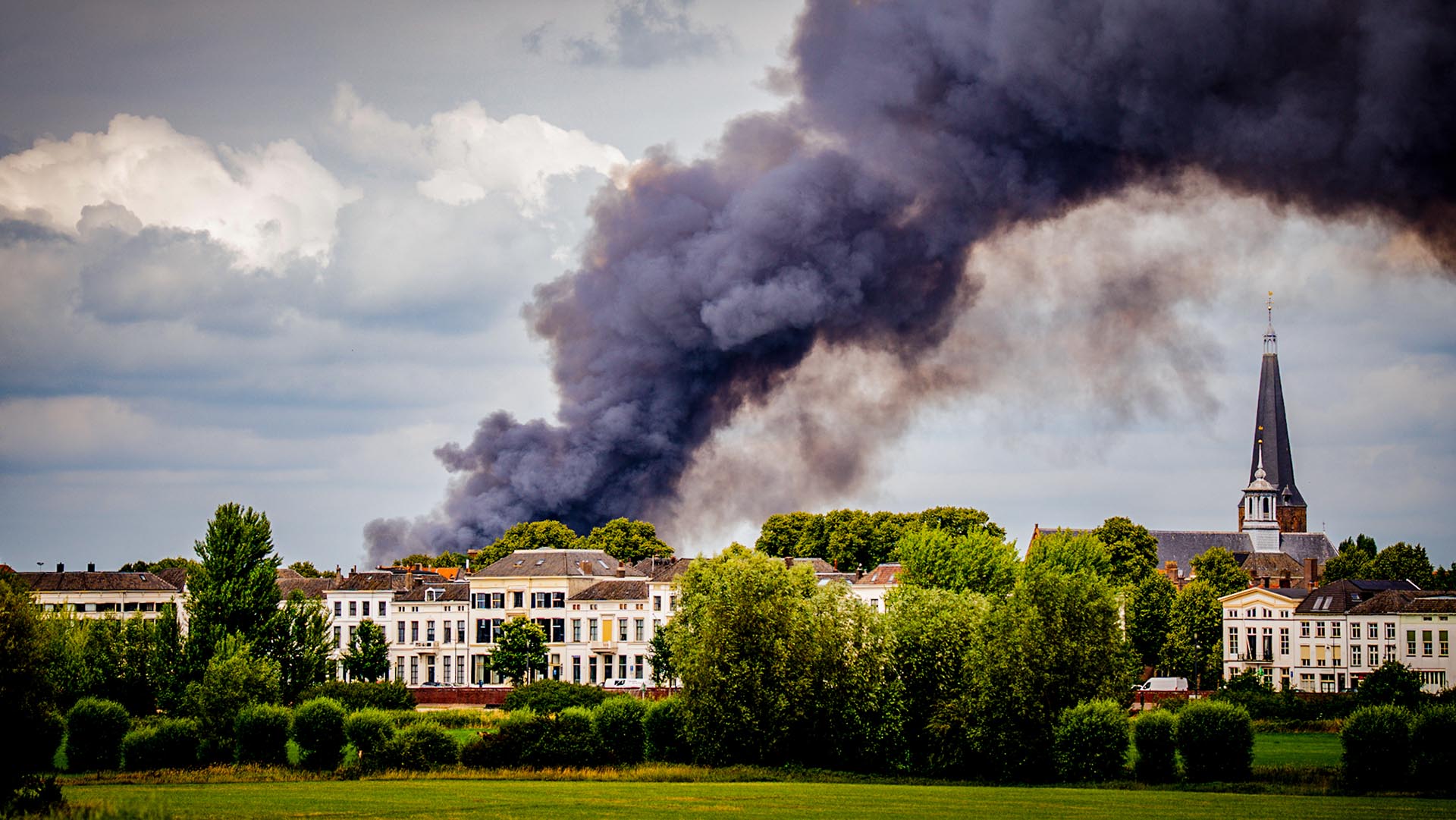 Foto: Grote brand in Zutphen, rookwolken in Apeldoorn te zien