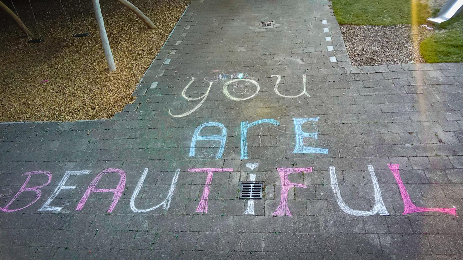Foto: Krijt een beetje liefde op het Marktplein van Apeldoorn