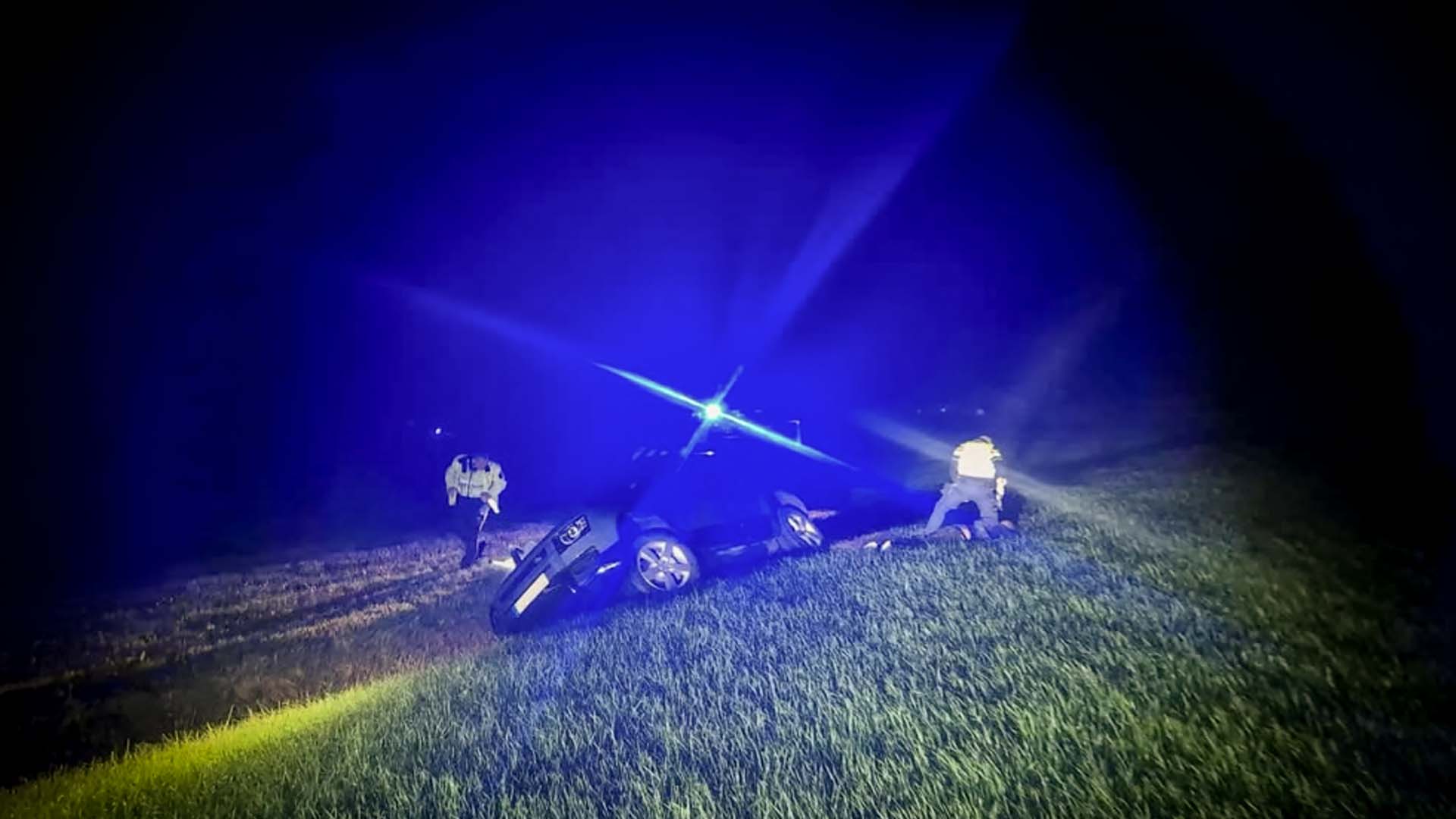 Foto: Autorit eindigt na 23 keer zonder rijbewijs van de wal in de sloot