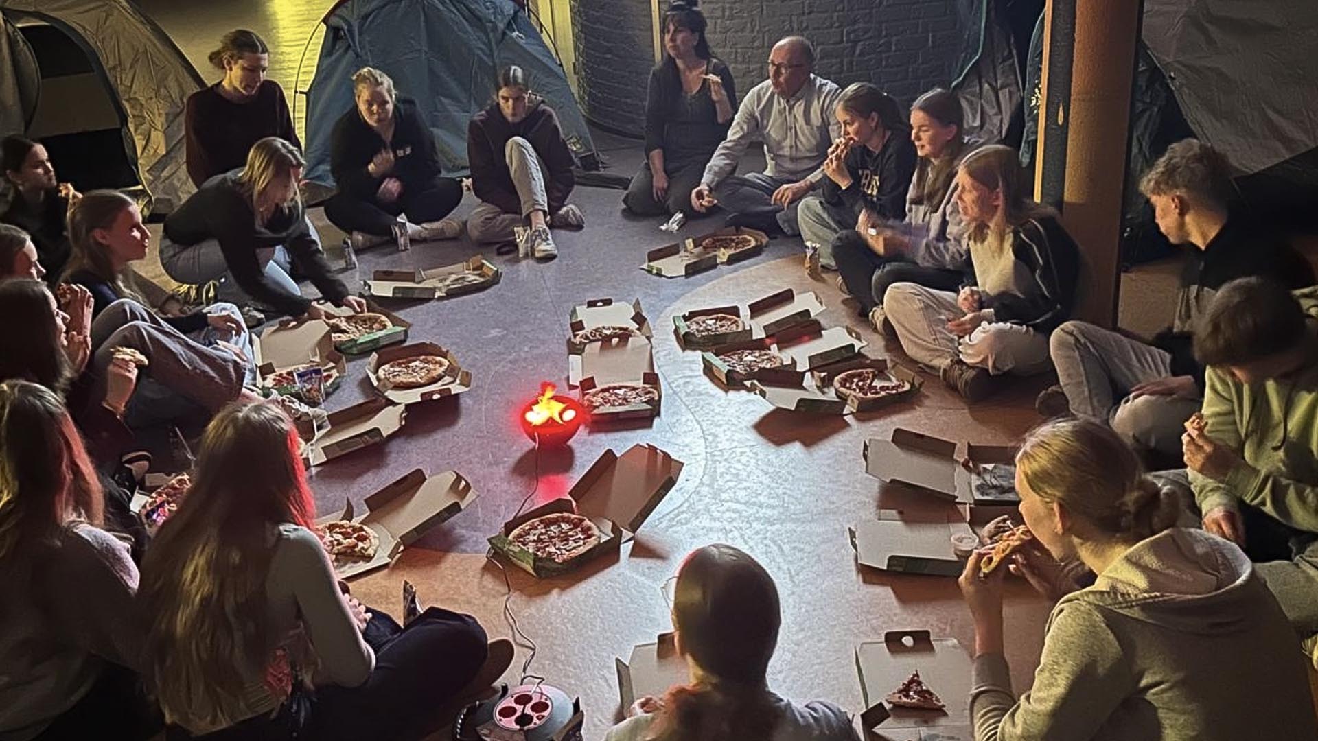 Foto: Leerlingen De Heemgaard Apeldoorn oefenen voor reis naar Gambia