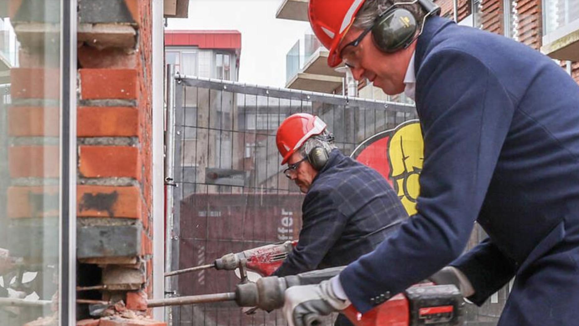 Foto: Wethouders ‘slopen’ Beekstraat Apeldoorn: startsein nieuwbouw Grifthof