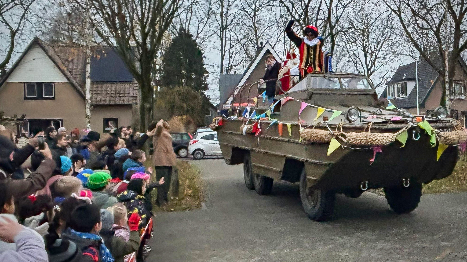 Foto: Sinterklaasintocht: niet te paard, wel met boot op wielen?