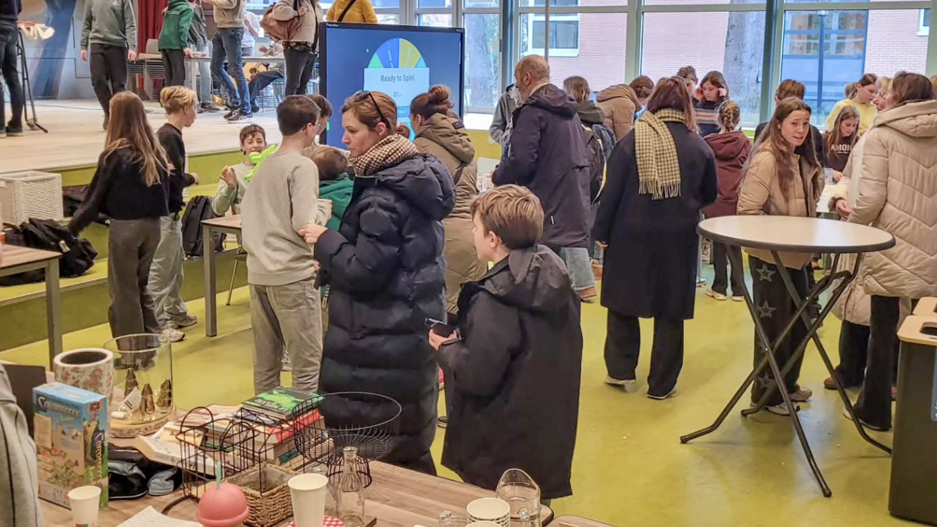 Foto: Leerlingen van Walterbosch College Apeldoorn steunen Voedselbank