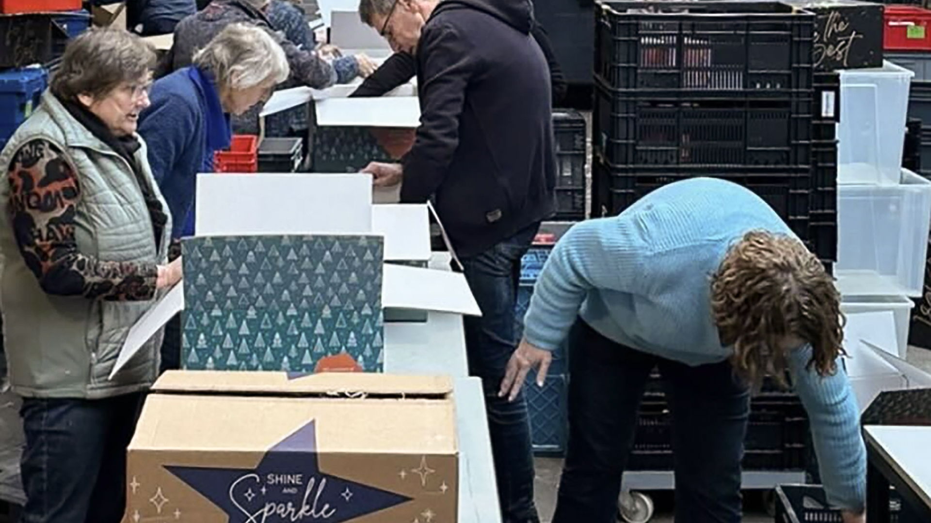 Foto: Omgekeerde wereld: Kerstpakketten uitgepakt bij Voedselbank Apeldoorn