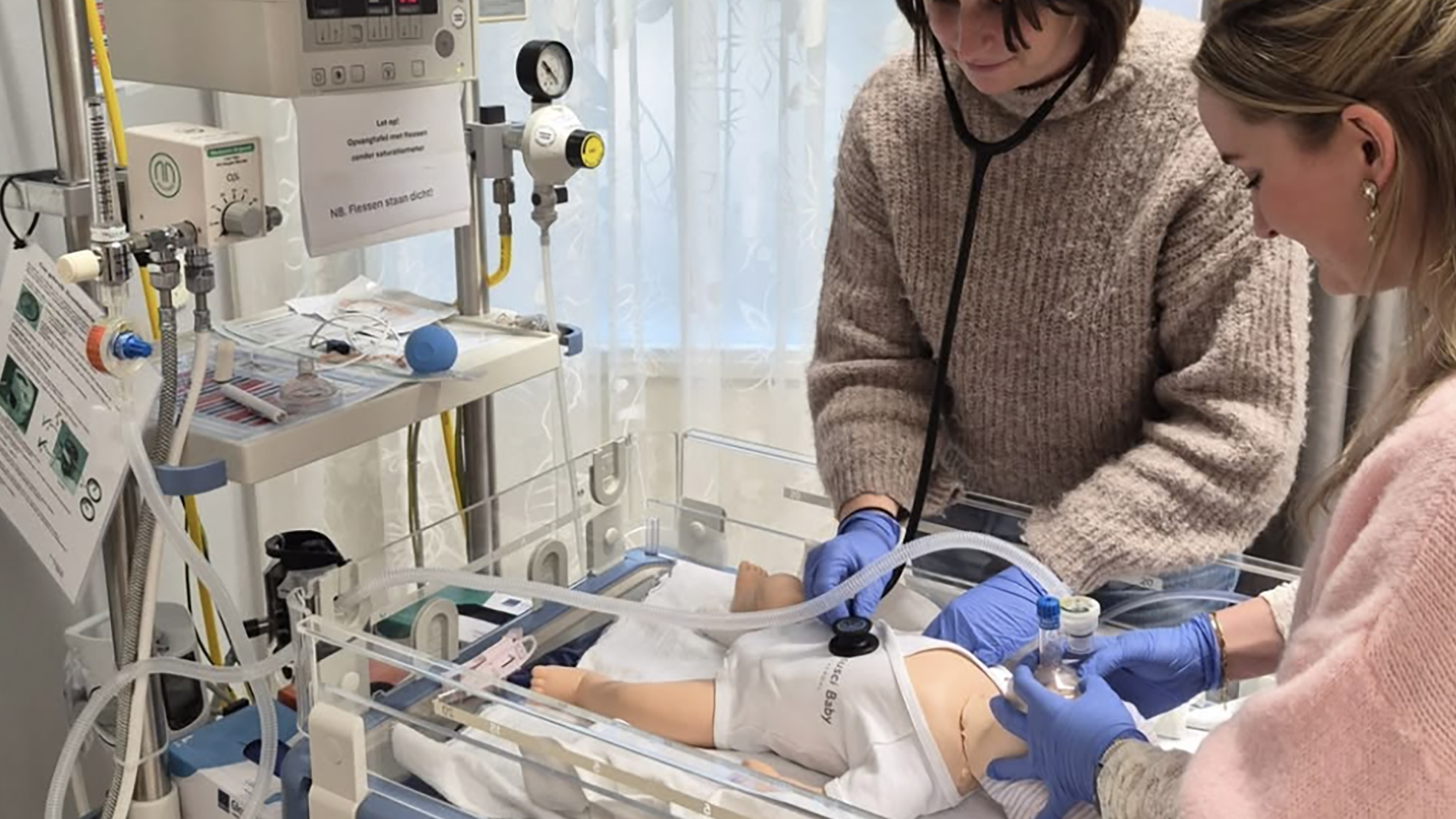 Foto: Oefenen en trainen voor veilige babyzorg in Gelre Ziekenhuizen