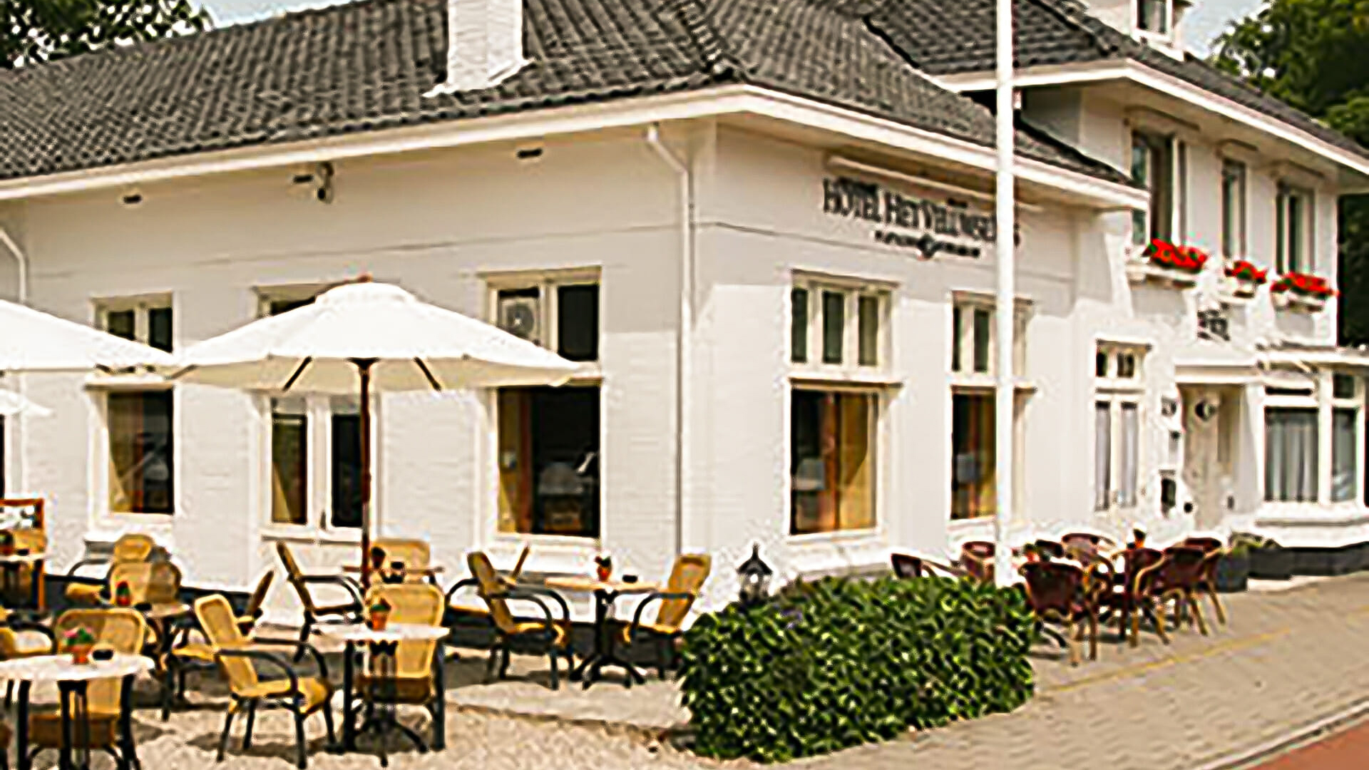 Foto: Bezorgde inwoners Beekbergen bespreken hun zorgen over asielopvang