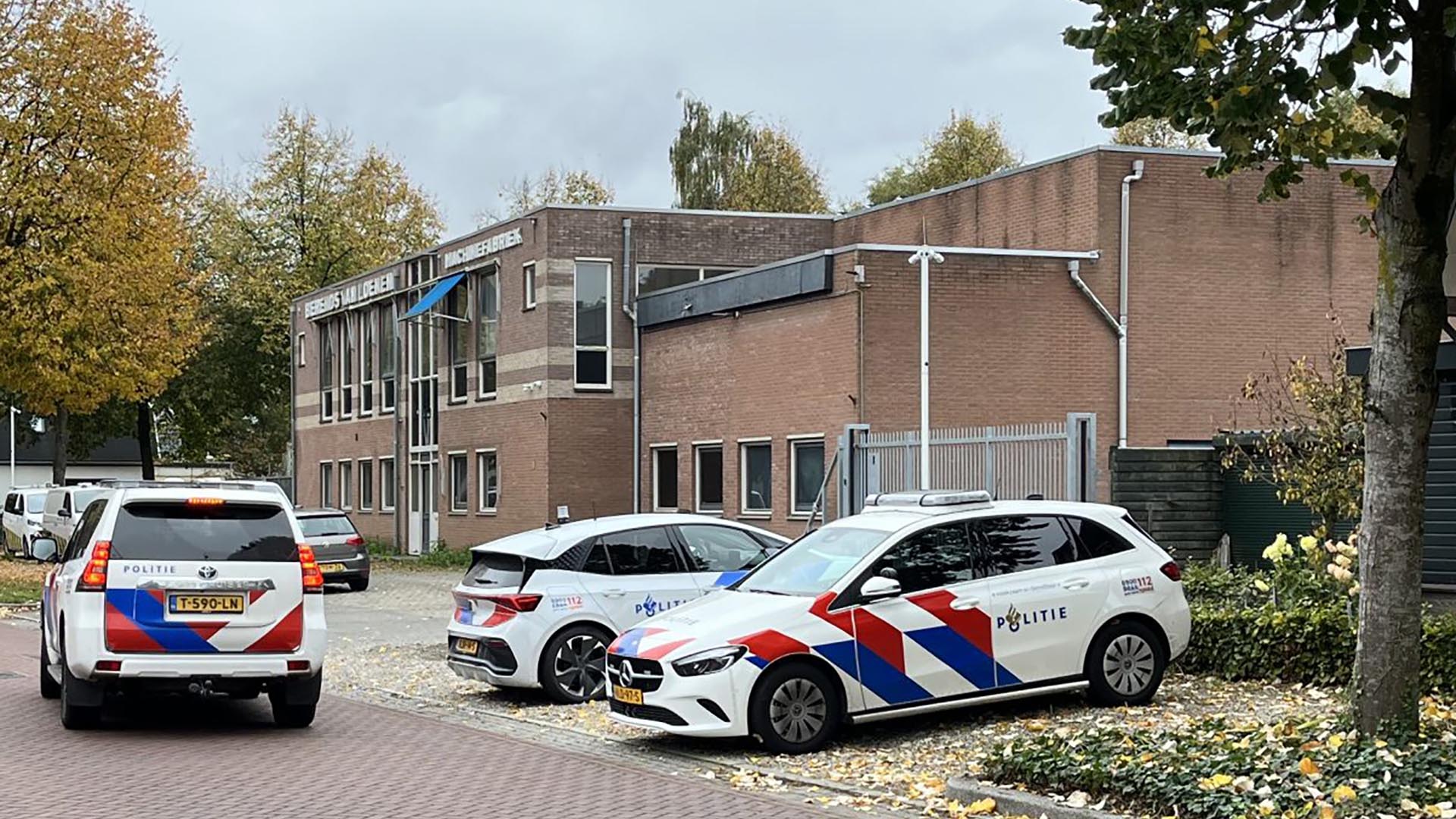 Foto: Politie Apeldoorn en douane doen inval bij opslag van supermarkt