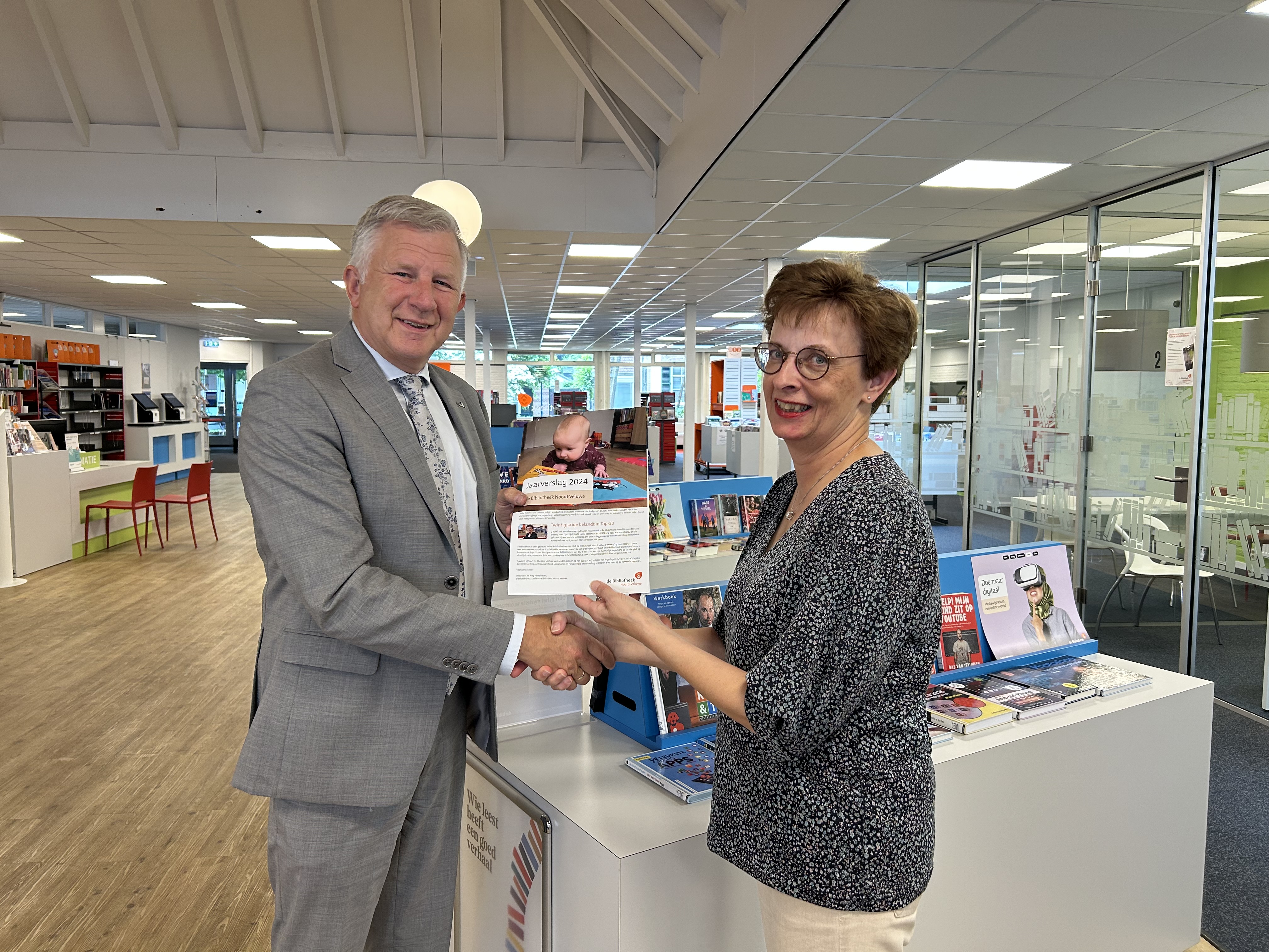 Foto: Jaarverslag bibliotheek voor wethouder van den Berg