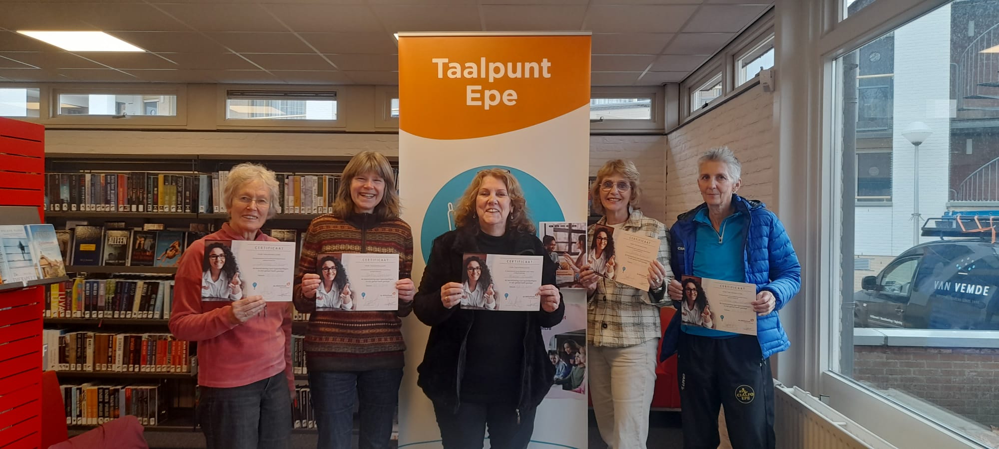 Foto: Taalvrijwilligers in bibliotheek Epe ontvangen certificaat