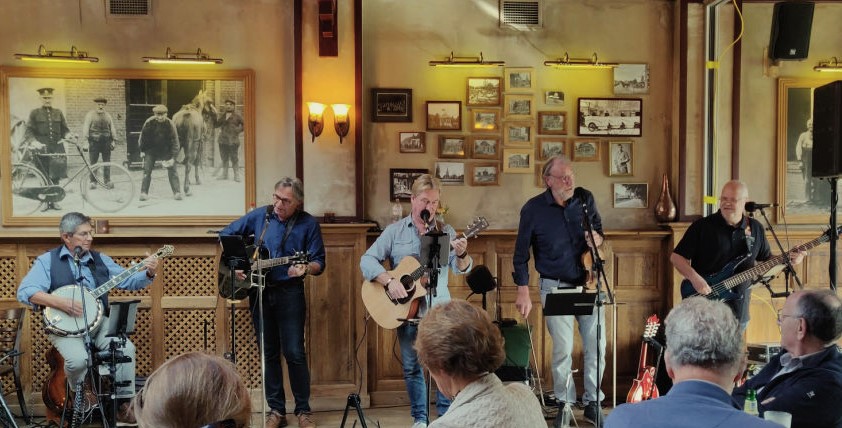 Foto: Band BoOM speelt in tuin Brummense bieb