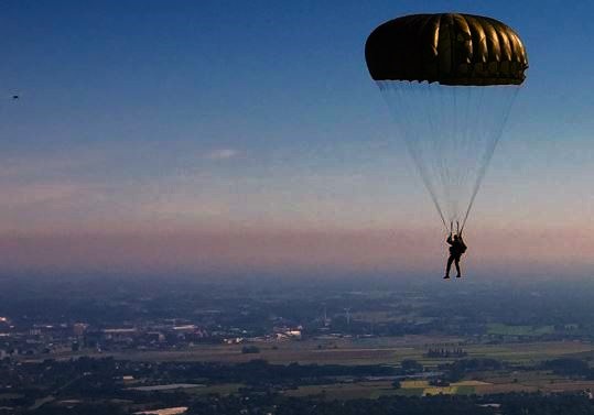 Foto: Parachutisten landen in Klarenbeek