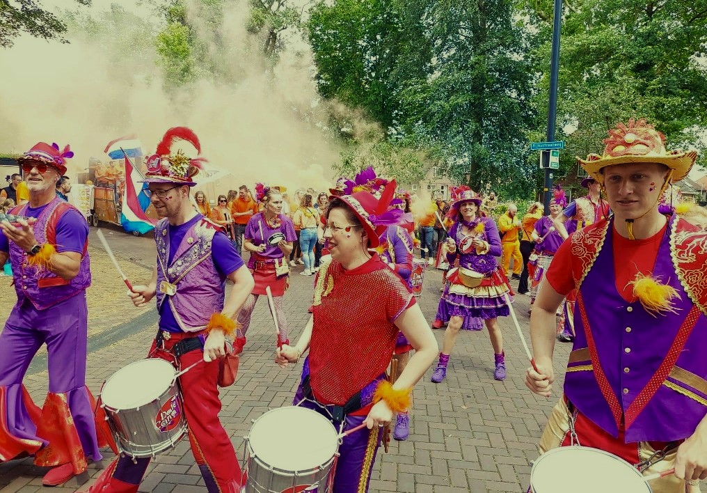 Foto: Oranje ten top tijdens dorpsfeest Voorst