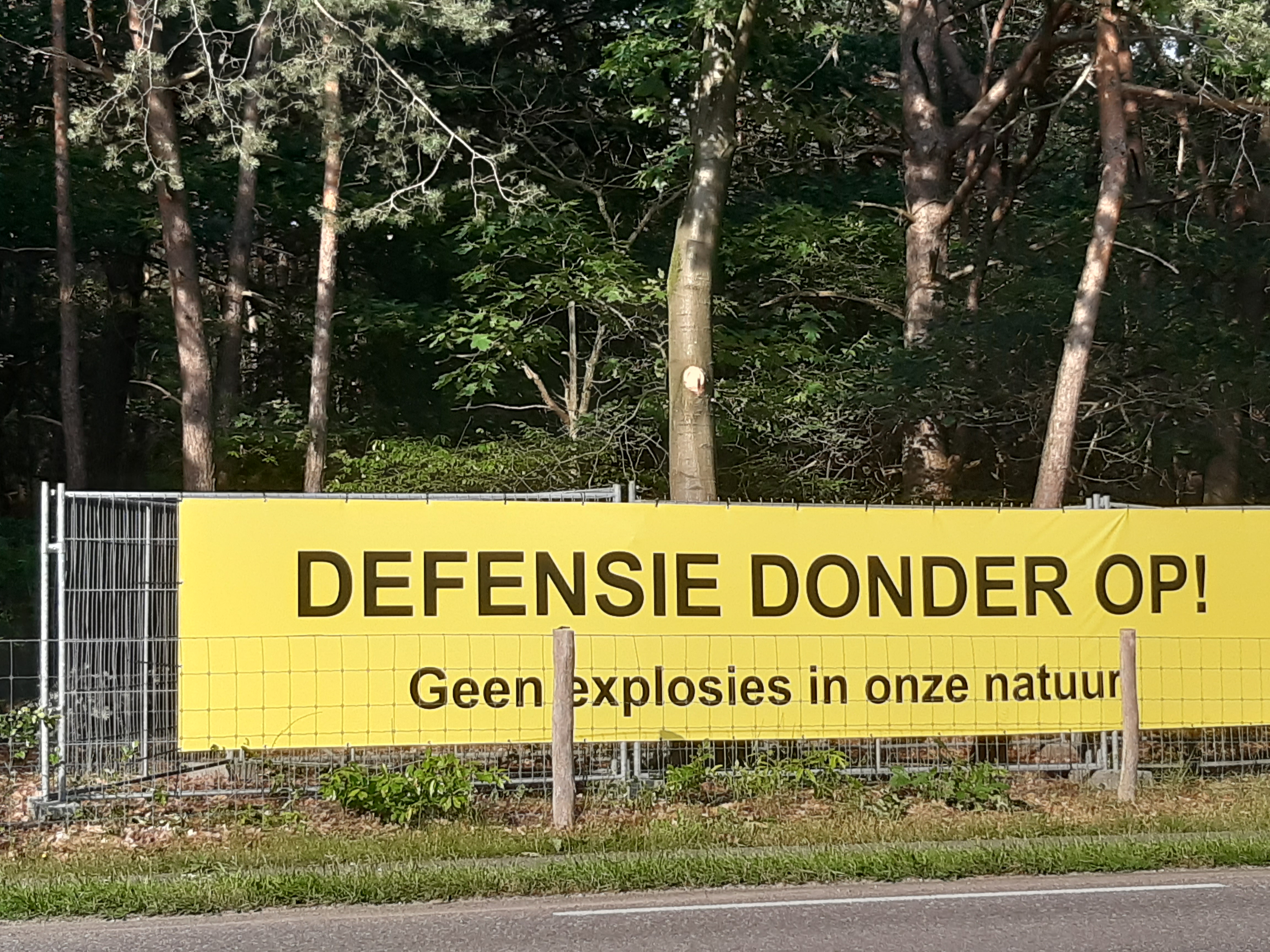 Foto: Confronterend protestdoek langs rijbaan