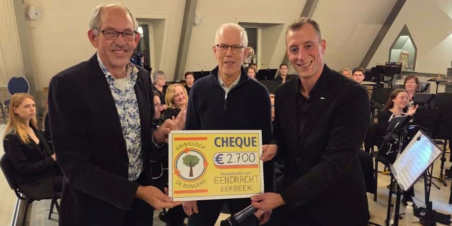 Foto: Kringloop De Bongerd schenkt bedrag aan muziekvereniging Eendracht