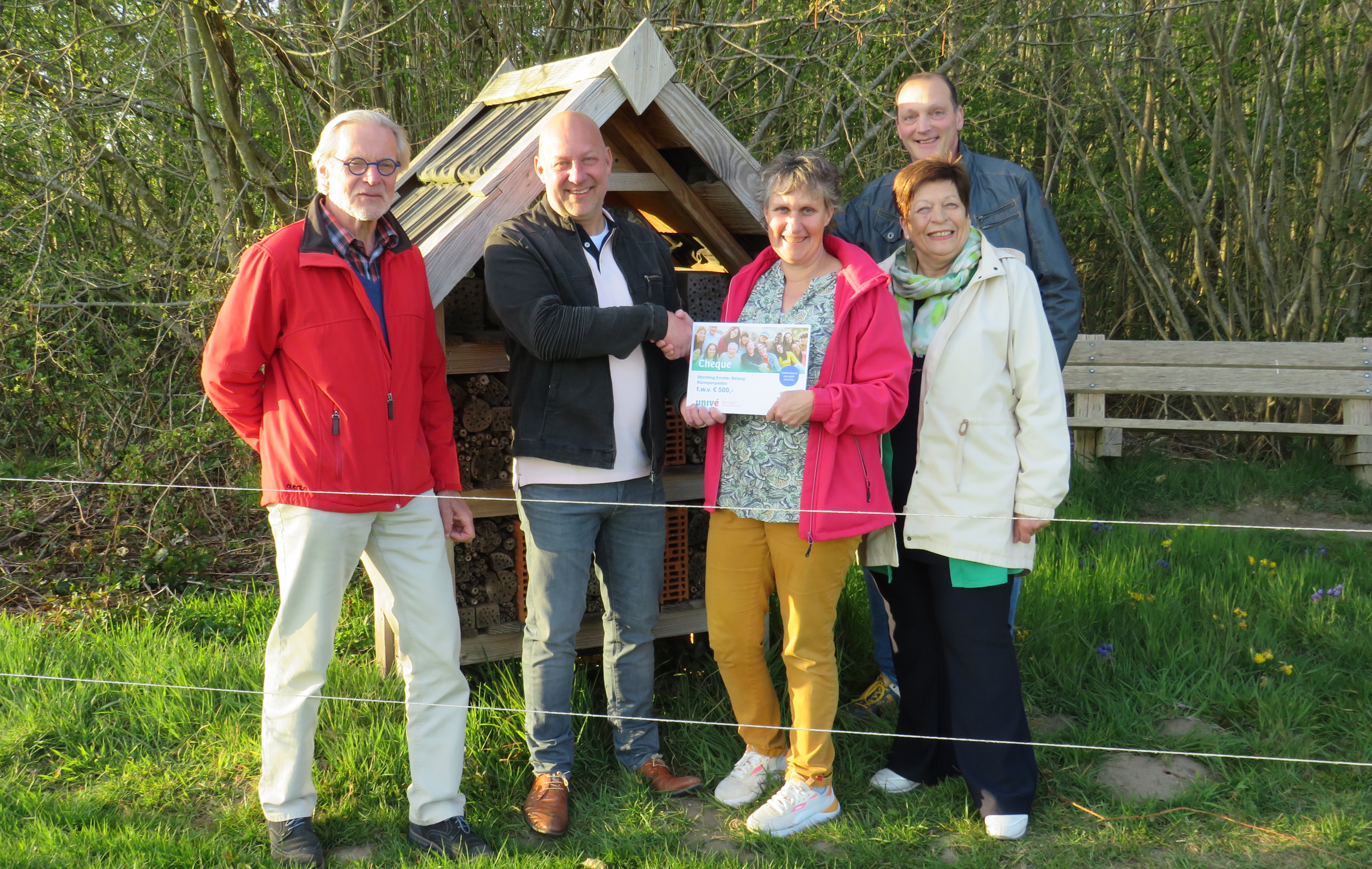 Foto: Univé verrast Werkgroep Klompenpaden Emst met cheque