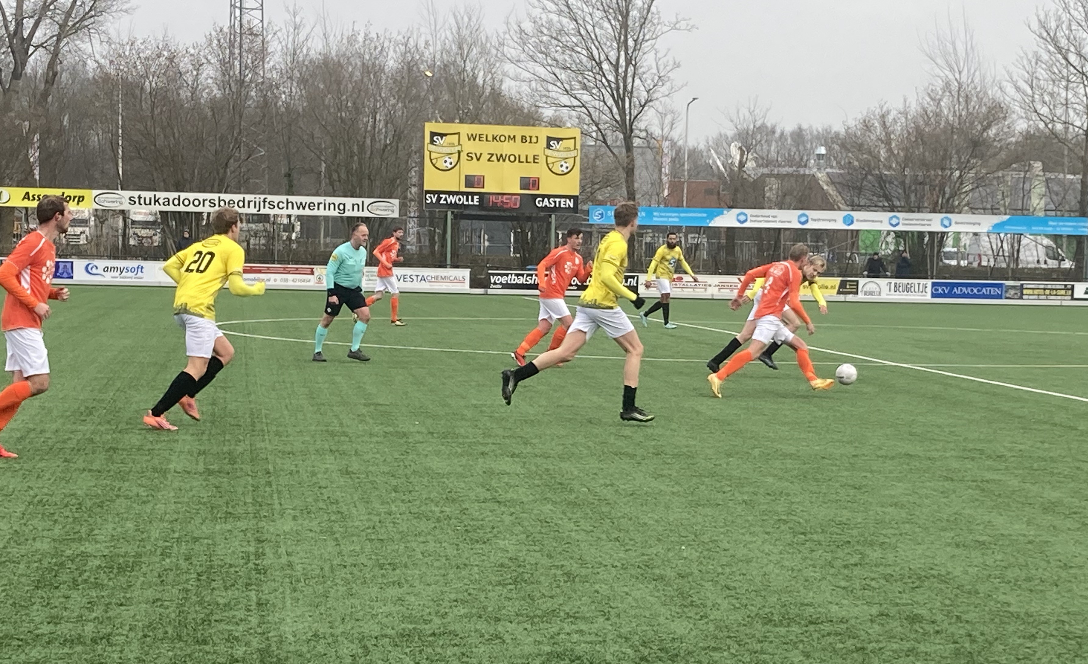 Foto: Effectief sv Zwolle 1 velt v.v. Emst 1 in leerzaam oefenduel