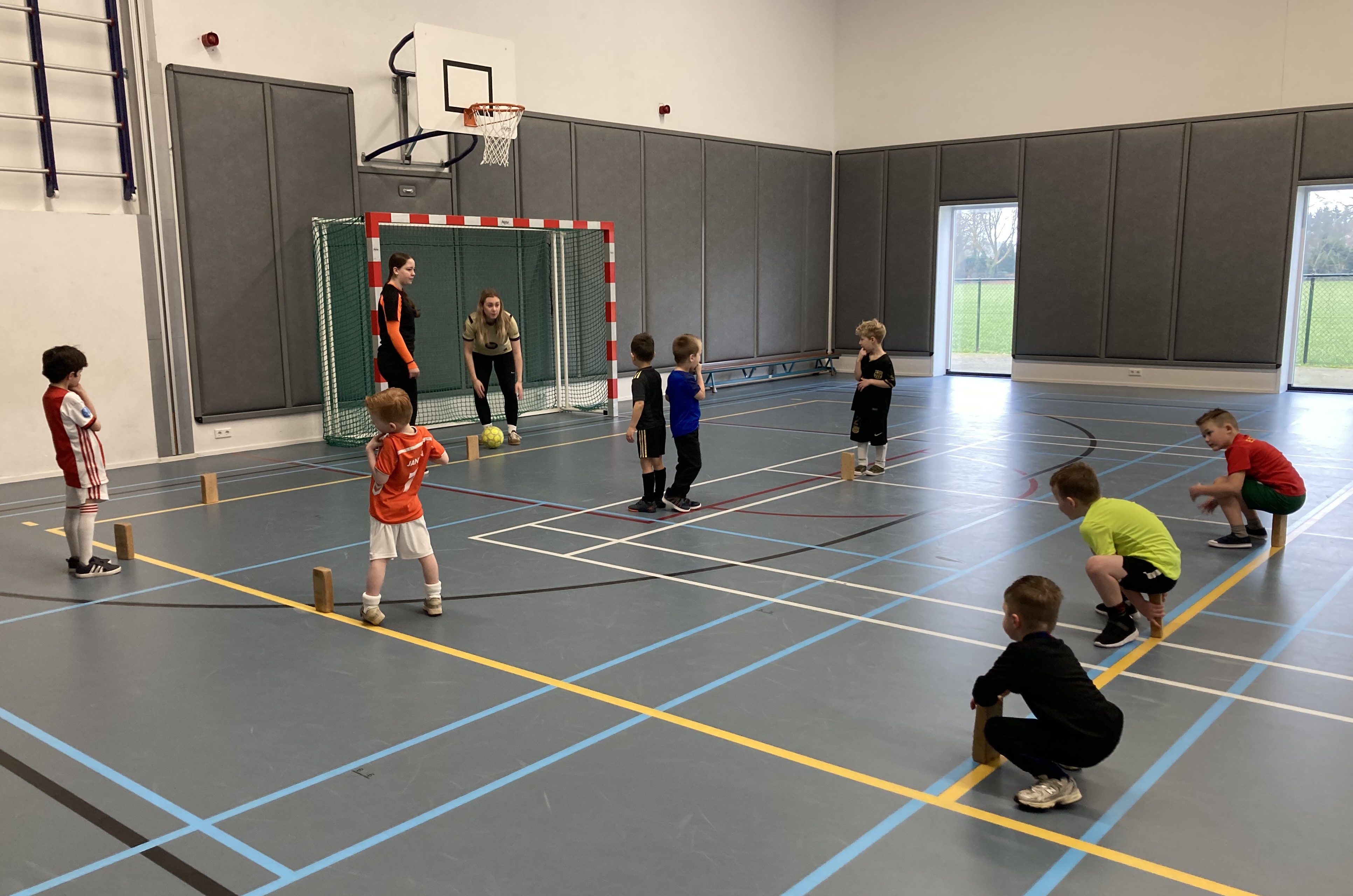 Foto: Jong Oranje, v.v. Emst speelgroep, straalt in een warme sportzaal van dorpshuis de Hezebrink!